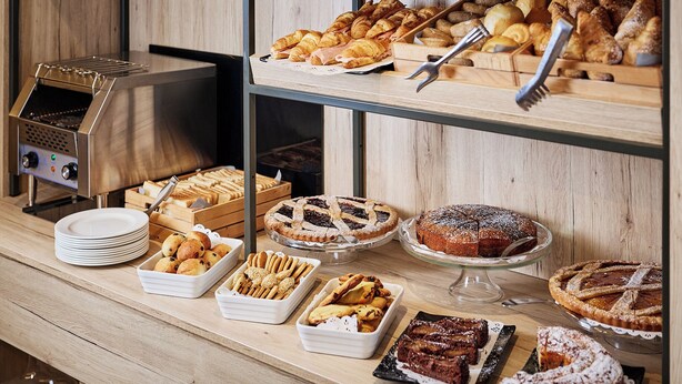 A buffet with various baked goods, including pies and pastries, and a grill station. - Hotel Hermitage (Sestriere)
