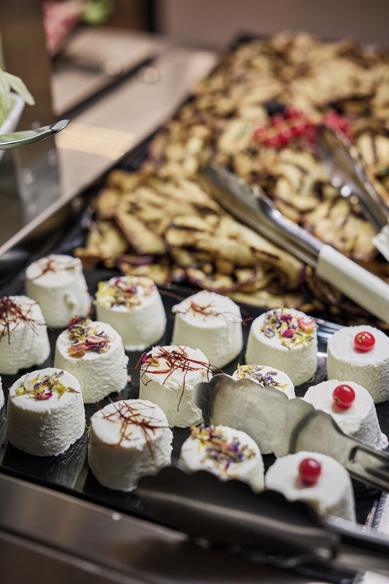En buffet med forskellige desserter og en bakke med friturestegte sager.