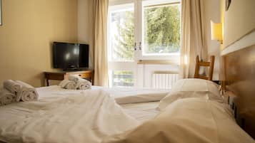 Una scrivania, Wi-Fi gratuito, lenzuola