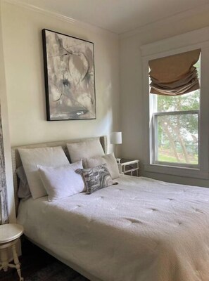 2 bedrooms - 1890’s Corner Cottage (Roanoke)