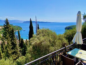 تناول الطعام بالخارج