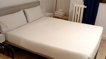 Habitació econòmica | Roba de llit hipoal·lergògena i escriptori