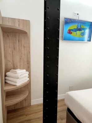 Habitación estándar | Ropa de cama hipoalergénica, edredones de plumas, escritorio