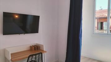 Habitació doble Deluxe, 1 llit doble | Roba de llit hipoal·lergògena i escriptori