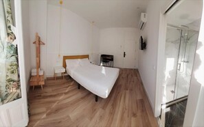 Habitación Deluxe doble, 1 cama doble | Ropa de cama hipoalergénica y escritorio