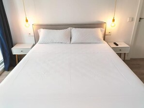 Deluxe tweepersoonskamer, 1 tweepersoonsbed | Hypoallergeen beddengoed, donsdekens, een bureau, een laptopwerkplek