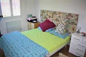 2 bedrooms, desk, iron/ironing board, WiFi