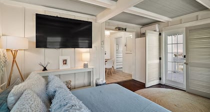 The Downtowner Cottage downtown Mt. Dora Location! Location! Location!