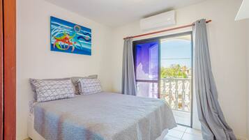 2 habitaciones, cortinas blackout y tabla de planchar con plancha