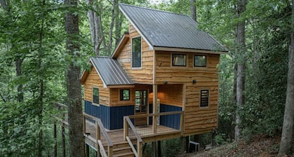 Secret Stash: Secluded Treehouse Overlooking Creek