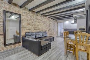 Familieleilighet, byutsikt | Safe på rommet, strykejern/-brett, wi-fi (inkludert) og sengetøy