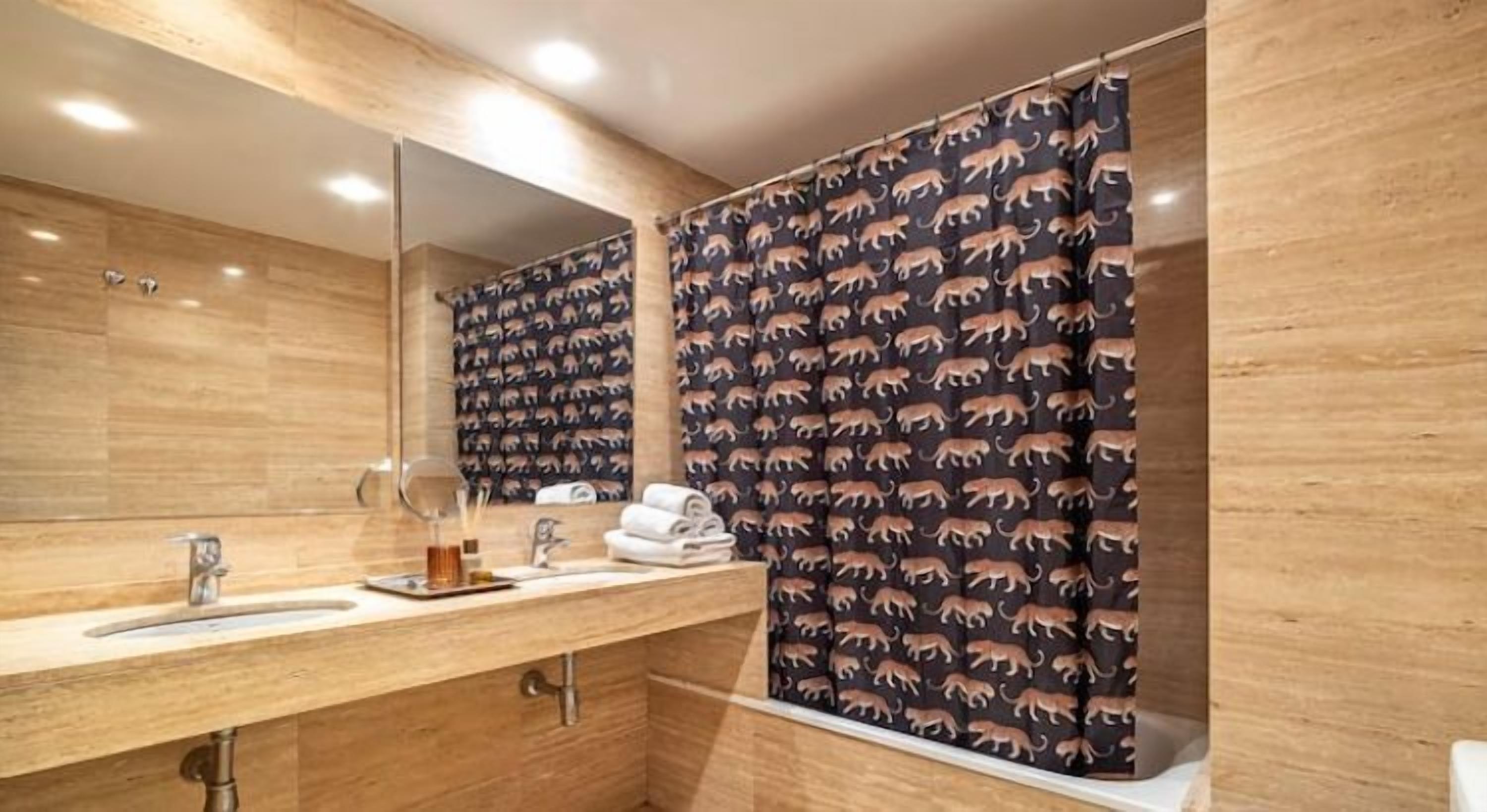 Deluxe Apartment | Bathroom | Separate tub and shower, hair dryer, towels, soap