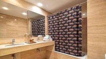 Deluxe Apartment | Bathroom | Separate tub and shower, hair dryer, towels, soap
