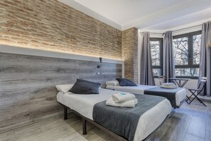 Dobbelt- eller tomannsrom – premium, 2 enkeltsenger, ikke-røyk, bakgårdsutsikt | Safe på rommet, strykejern/-brett, wi-fi (inkludert) og sengetøy