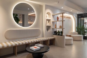 40-inch flat-screen TV with cable channels, TV - Hostal Bedmates (Barcelona)
