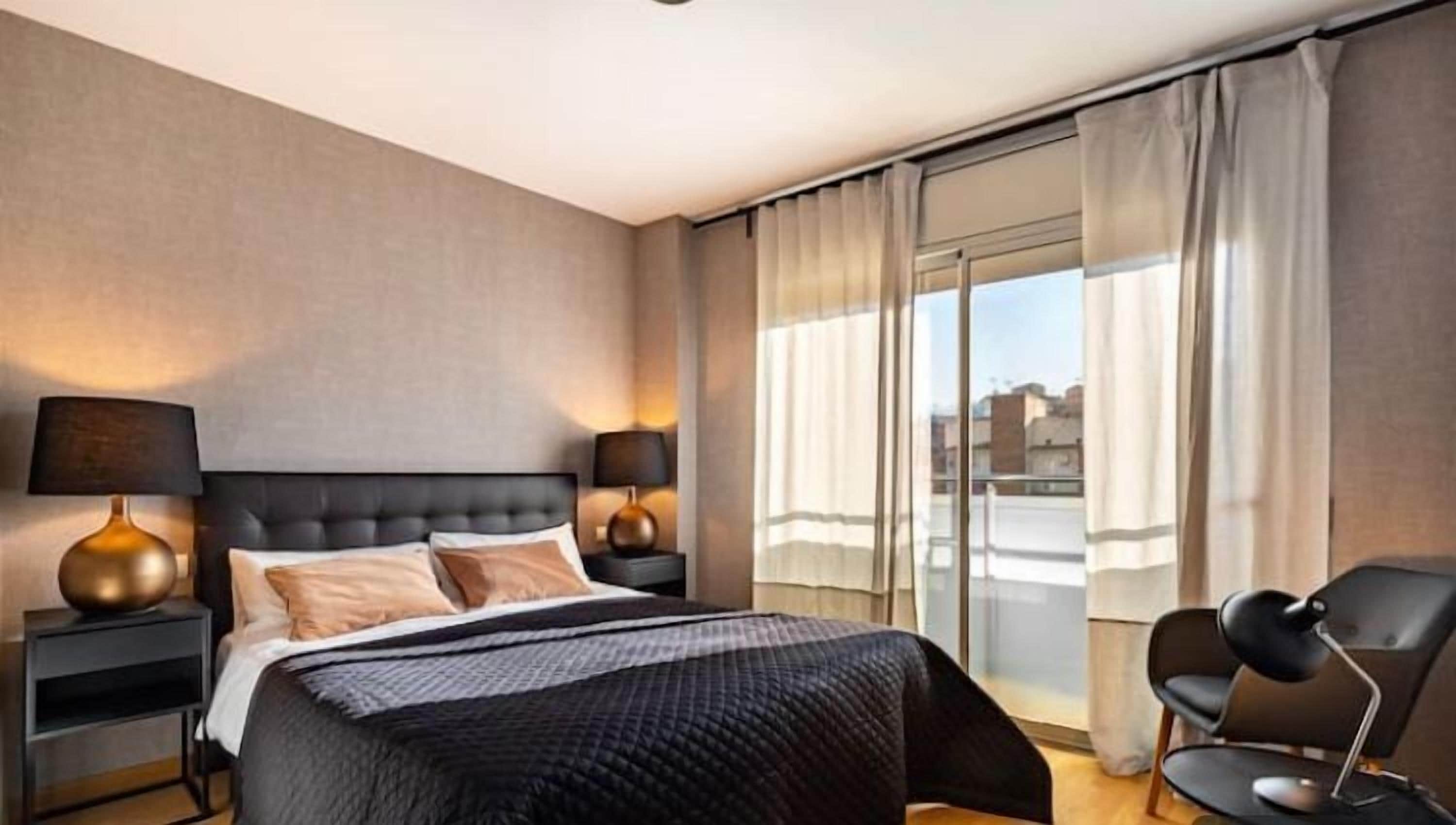 Deluxe Apartment | In-room safe, iron/ironing board, free WiFi, bed sheets
