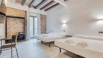 Familienapartment, 2 Schlafzimmer, Stadtblick, Annex | Zimmersafe, Bügeleisen/Bügelbrett, kostenloses WLAN, Bettwäsche
