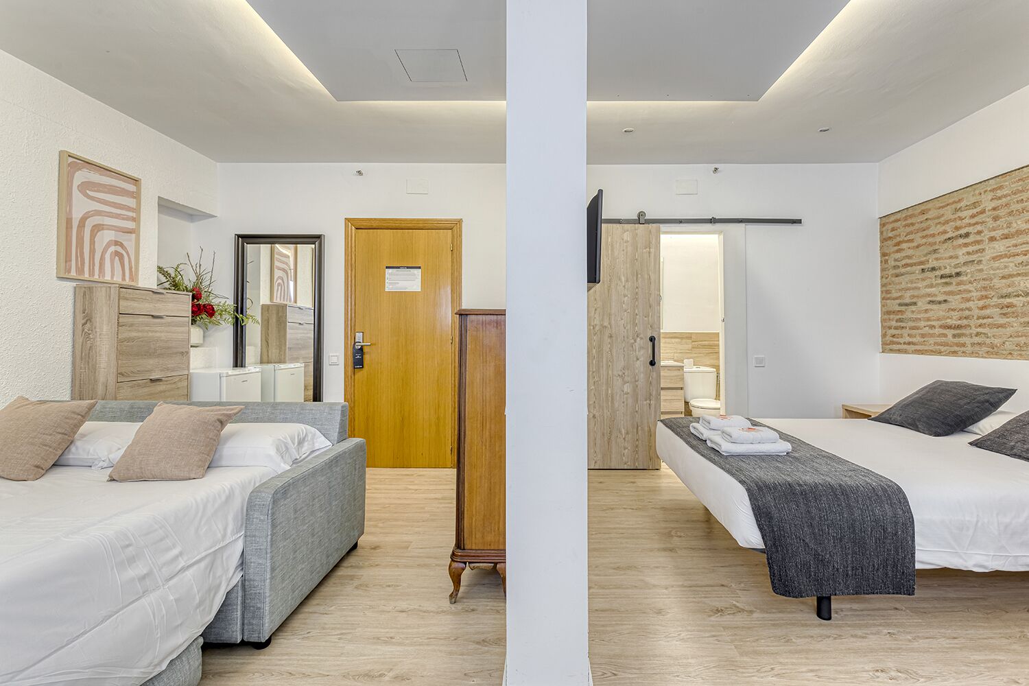 خزنة داخل الغرفة ومكواة/لوح كي وواي فاي مجانًا وملاءات أسرّة