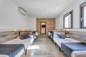 Caja de seguridad en la habitación y tabla de planchar con plancha 