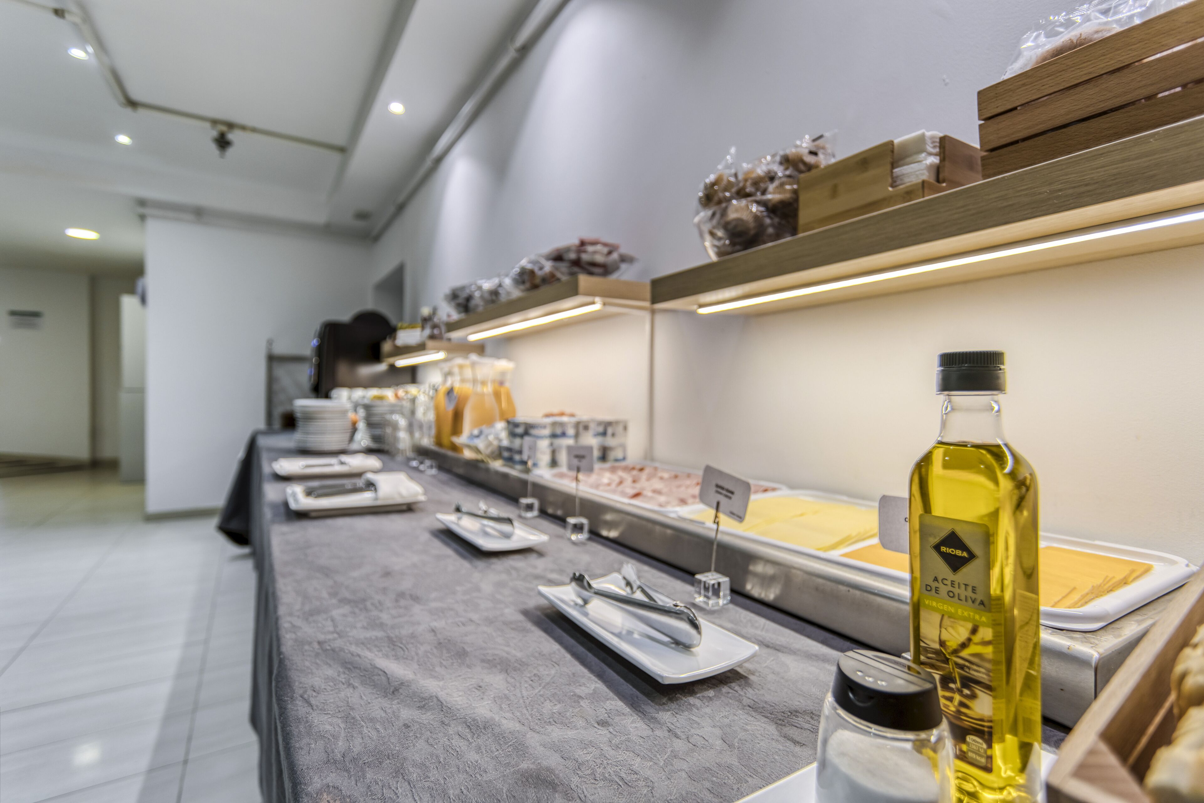 بوفيه فطور يوميًا بتكلفة قدرها (9 EUR للشخص)