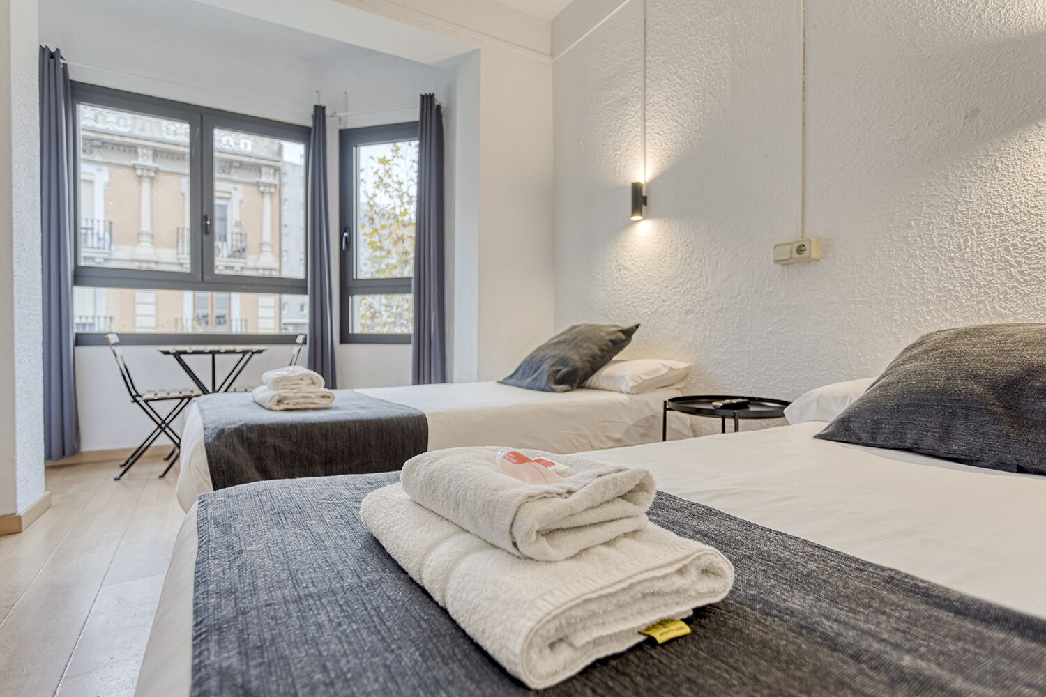 Habitación básica doble, 2 camas individuales, no fumadores, vistas a la ciudad | Caja fuerte, tabla de planchar con plancha, wifi gratis y ropa de cama