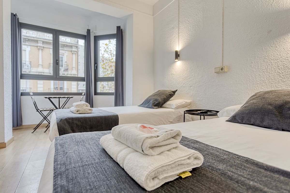 Habitación básica doble, 2 camas individuales, no fumadores, vistas a la ciudad | Caja fuerte, tabla de planchar con plancha, wifi gratis y ropa de cama
