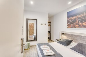 Premium tweepersoonskamer, 1 tweepersoonsbed, niet-roken | Een kluis op de kamer, een strijkplank/strijkijzer, gratis wifi