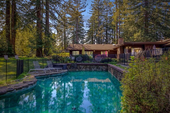 Outdoor pool - Forest Ridge - Private Estate w/ Hot Tub and Sauna (Sebastopol)