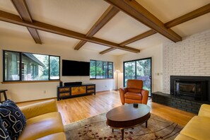 Smart TV, fireplace