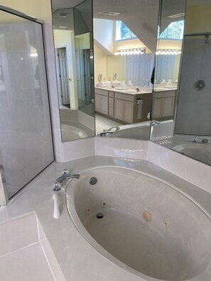 Combined shower/tub, jetted tub, hair dryer, towels