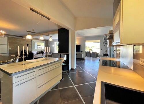 Belle villa moderne, 4 chambres, avec poollhouse, piscine chauffée, climatisée