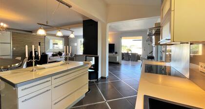 Belle villa moderne, 4 chambres, avec poollhouse, piscine chauffée, climatisée