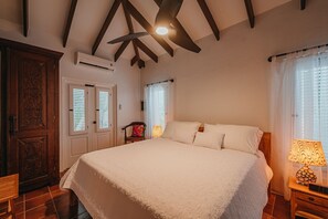 1 habitación, caja de seguridad en la habitación y escritorio