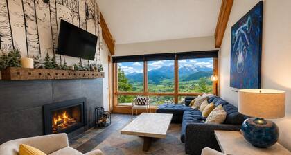 Mountain Views, Hot Tub & Walk to Summer Concerts