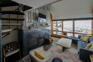 Televisión y chimenea