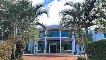 Vista frontal de la propiedad