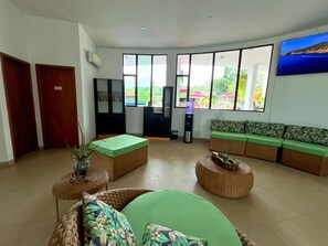 Flat-screen TV - Hotel Galapagos Tortuga Bay (Bella Vista)