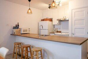 Réfrigérateur, four à micro-ondes, un four, surface de cuisson