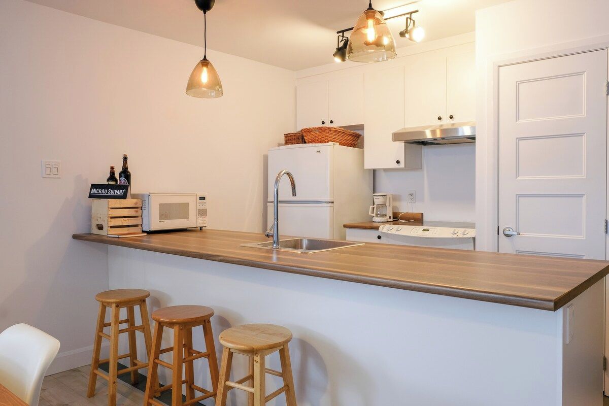 Coffee/tea maker, fridge, microwave, oven
