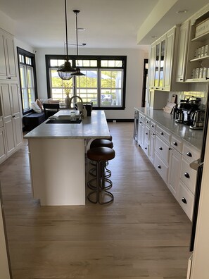 ثلاجة، ميكروويف، فرن، موقد طهي مسطح