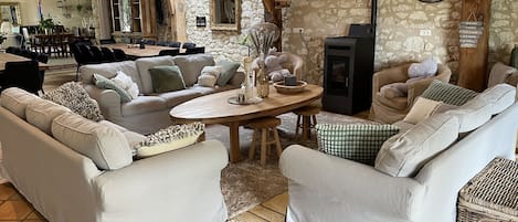 TV connectée, cheminée, baby-foot, table de tennis de table