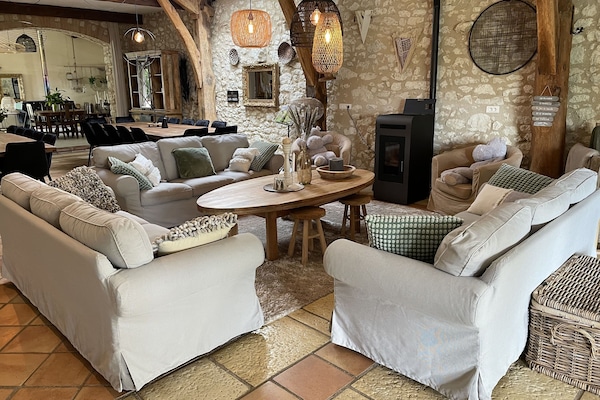 Smart TV, lareira, pebolim, mesa de pingue-pongue