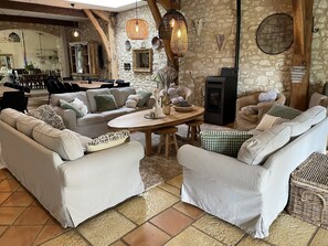 Smart-TV, Kamin, Tischfußball, Tischtennisplatte