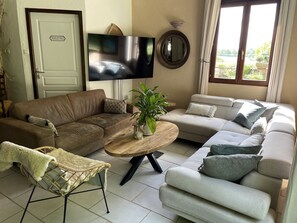 Smart-TV, Kamin, Tischfußball, Tischtennisplatte