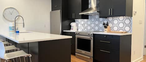 Refrigerador con congelador, microondas, horno y parrilla de estufa