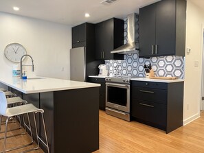 Full-sized fridge, microwave, oven, stovetop