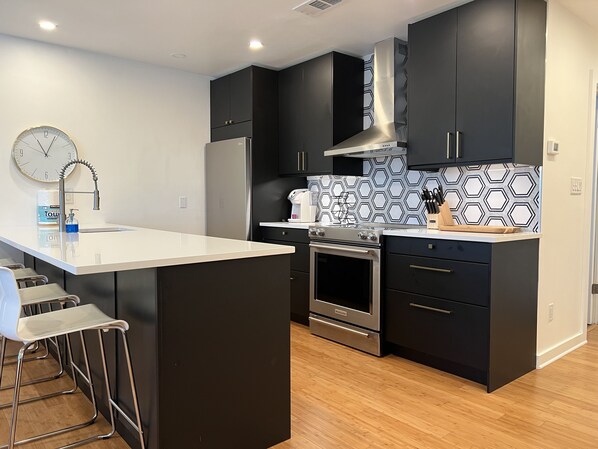 Full-sized fridge, microwave, oven, stovetop