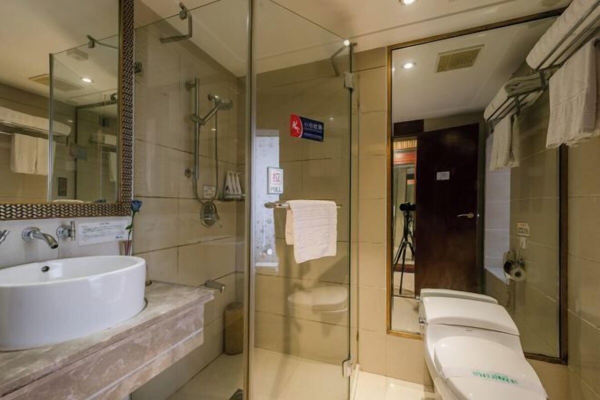 Ein modernes Badezimmer mit einer Duschkabine, einem Waschbecken und einer Toilette.