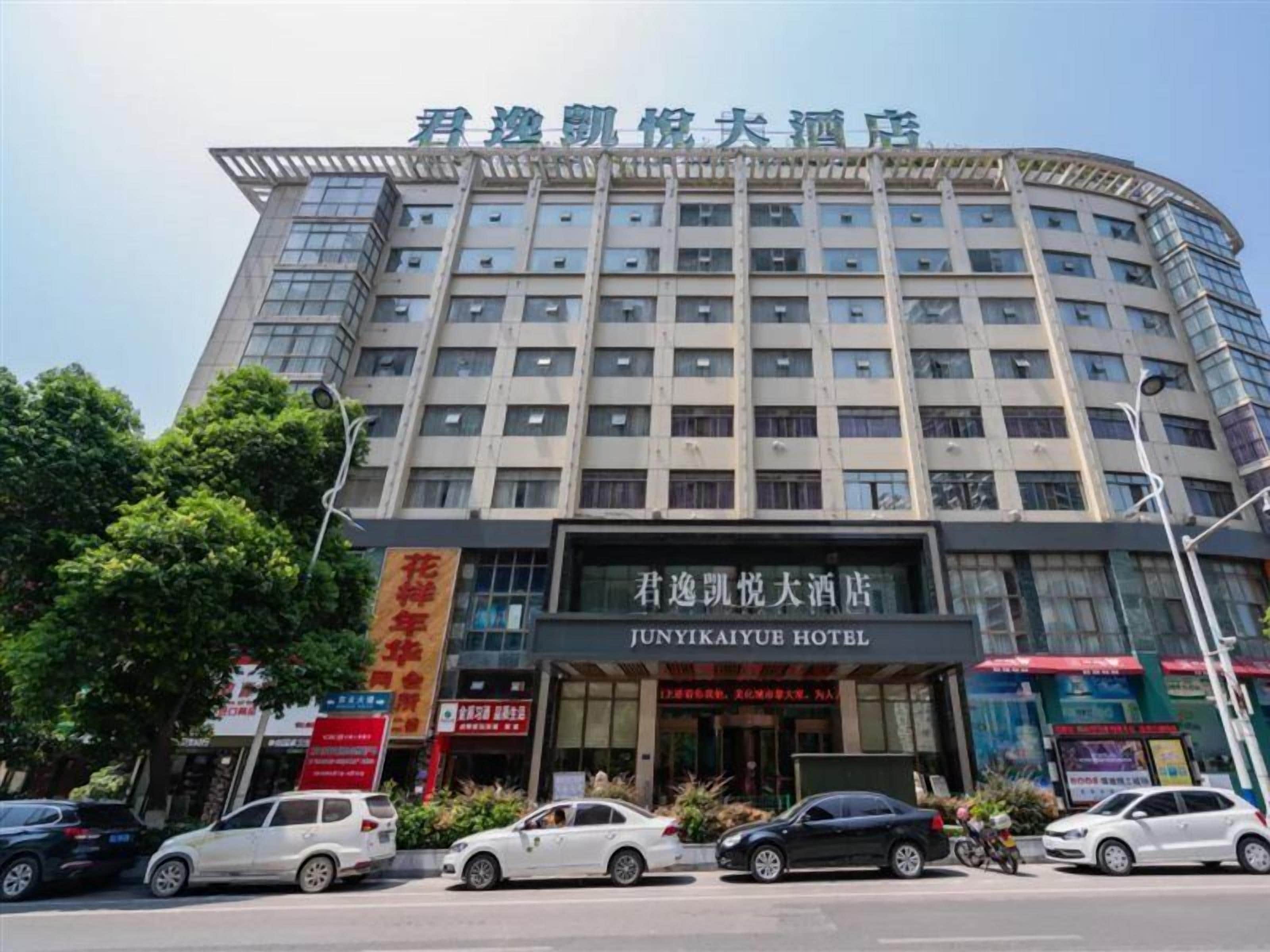 A multi-story hotel with a prominent sign for the Juntrayiub Hotel.