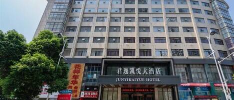 A multi-story hotel with a prominent sign for the Juntrayiub Hotel.